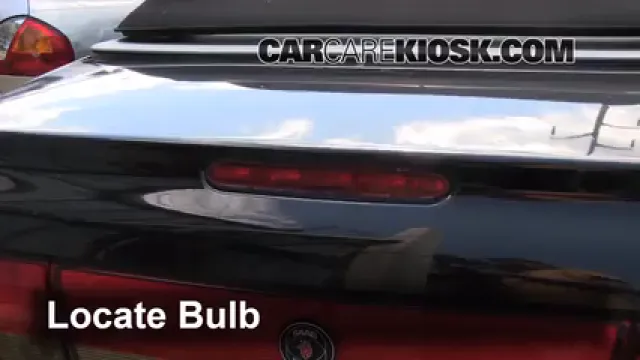 1996 Saab 900 SE Turbo 2.0L 4 Cyl. Turbo Convertible (2 Door) Éclairage Feu de freinage central (remplacer l'ampoule)